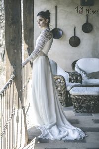 Vestido de novia en seda con bordados de pedrería